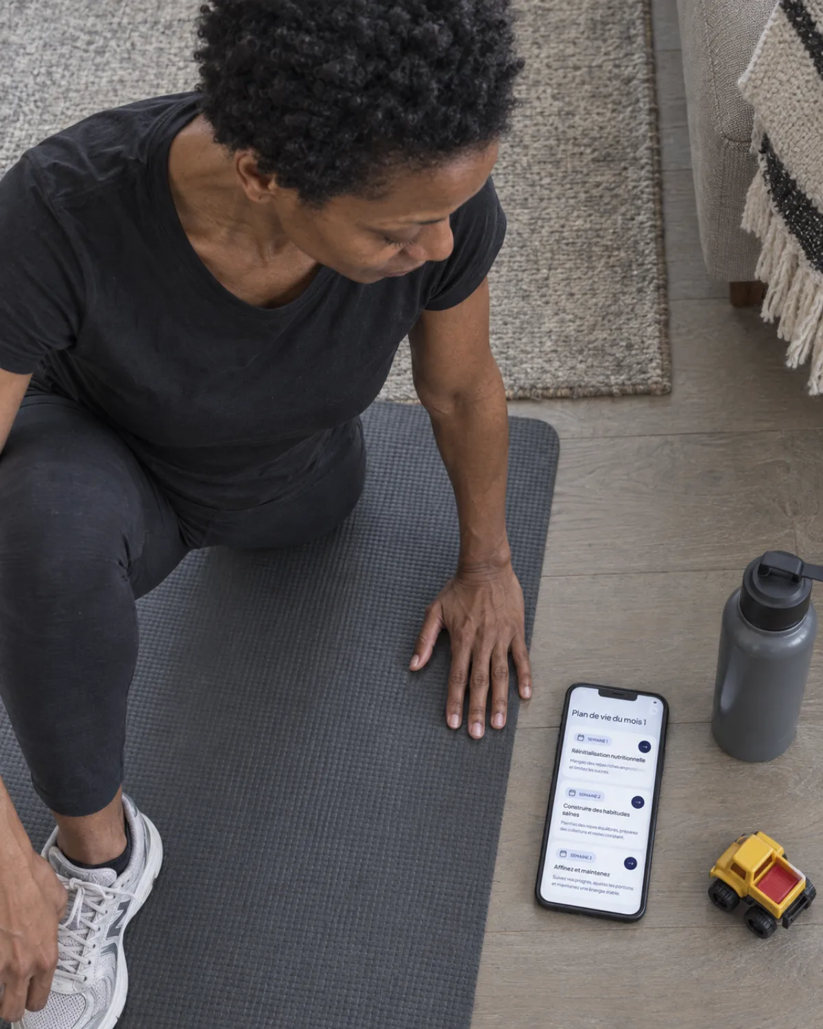 Une séance de mobilité à la maison, le téléphone posé au sol